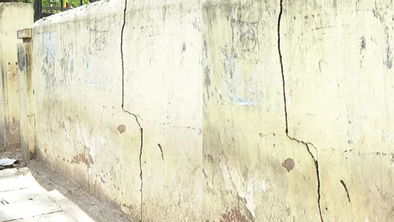ಬೆಂಗಳೂರಿನಲ್ಲಿ ಮತ್ತೆ ಆತಂಕ: ಕುಸಿಯುವ ಹಂತದಲ್ಲಿರುವ ಗೋಡೆಗಳು, ಅಧಿಕಾರಿಗಳ ನಿರ್ಲಕ್ಷ್ಯ!
