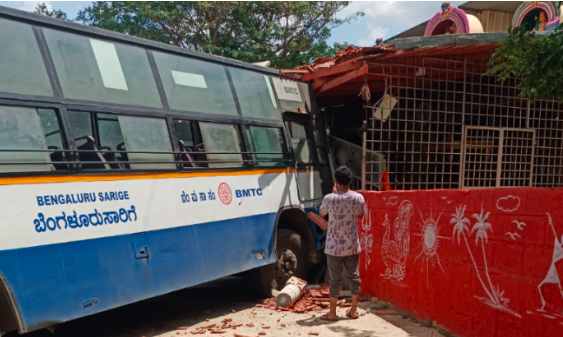 ಬೈಕ್ ತಪ್ಪಿಸಲು ಹೋಗಿ ಶಿವ ದೇವಸ್ಥಾನಕ್ಕೆ ಬಿಎಂಟಿಸಿ ಬಸ್ ಡಿಕ್ಕಿ: ತಪ್ಪಿದ ಭಾರೀ ಅನಾಹುತ