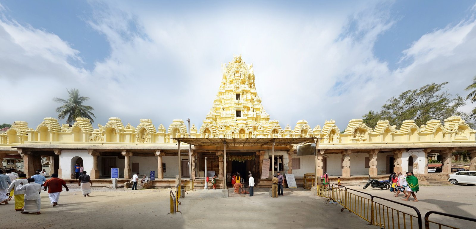 ಮೇಲುಕೋಟೆ ದೇವಸ್ಥಾನದಲ್ಲಿ ಭಾರಿ ಕಳ್ಳತನ ಶಂಕೆ: ಅರ್ಚಕರು ಸೇರಿ ಐದು ಮಂದಿ ವಿರುದ್ಧ ಎಫ್‌ಐಆರ್