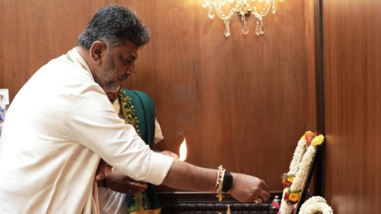 ಅಧಿಕಾರ ಸ್ವೀಕಾರದ ಬಳಿಕ ಮೊದಲ ಭೇಟಿ: ಅಜ್ಜಯ್ಯನ ಆಶೀರ್ವಾದ ಪಡೆದ ಸಿಎಂ ಡಿ.ಕೆ. ಶಿವಕುಮಾರ್