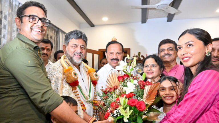 ಮಾಜಿ ಸಿಎಂಗಳ ಮನೆಗೆ ಸಿಎಂ ಡಿಕೆಶಿ ಭೇಟಿ: ಅಭಿವೃದ್ಧಿಗೆ ಸಲಹೆ, ಹೊಸ ರಾಜಕೀಯ ಸಂಸ್ಕೃತಿಗೆ ಚಾಲನೆ