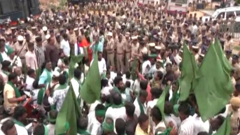 2,800 ಎಕರೆ ಭೂಸ್ವಾಧೀನ ವಿರೋಧಿಸಿ ರೈತರ ಬೃಹತ್ ಬೈಕ್ ರ‍್ಯಾಲಿ! ಜಿಲ್ಲಾಧಿಕಾರಿಗಳ ಮನವೊಲಿಕೆ ಬಳಿಕ ಪ್ರೊಟೆಸ್ಟ್ ವಾಪಸ್!