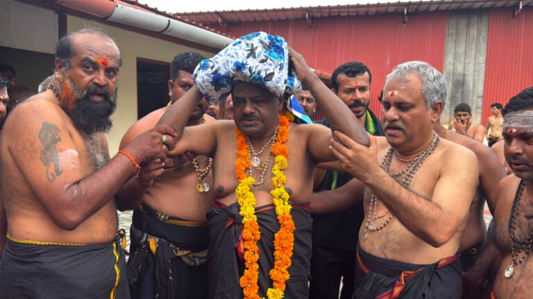 ಪವಿತ್ರ ಮಾಲೆ ಧರಿಸಿ ಶಬರಿಮಲೆ ಯಾತ್ರೆಗೆ ತೆರಳಿದ ಕೇಂದ್ರ ಸಚಿವ ಹೆಚ್.ಡಿ. ಕುಮಾರಸ್ವಾಮಿ!