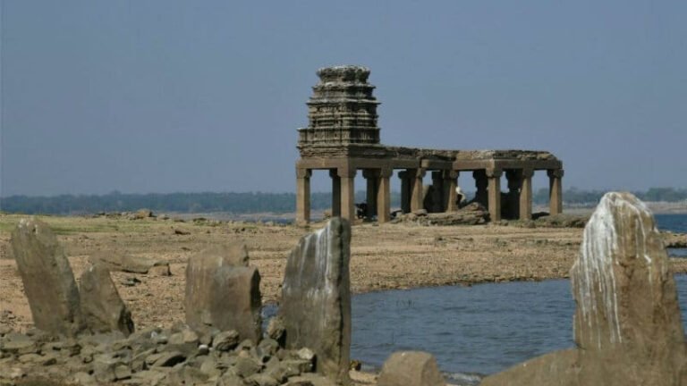 ಕೆಆರ್‌ಎಸ್ ಹಿನ್ನೀರಿನಿಂದ ಹೊರಬಂದ ಐತಿಹಾಸಿಕ ದೇವಸ್ಥಾನ: ಫೋಟೋಶೂಟ್‌ಗೆ ಮುಗಿಬಿದ್ದ ಜನ