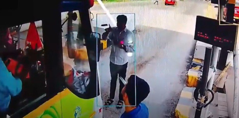 ಟೋಲ್ ಕಟ್ಟಲ್ಲ, ಬ್ಯಾರಿಯರ್ ಒಡೆಯುತ್ತೇವೆ! ಬ್ರಹ್ಮರಕೂಟ್ಲು ಟೋಲ್‌ನಲ್ಲಿ ರಾಜಕೀಯ ಕಾರ್ಯಕರ್ತರ ರೌಡಿಸಂ