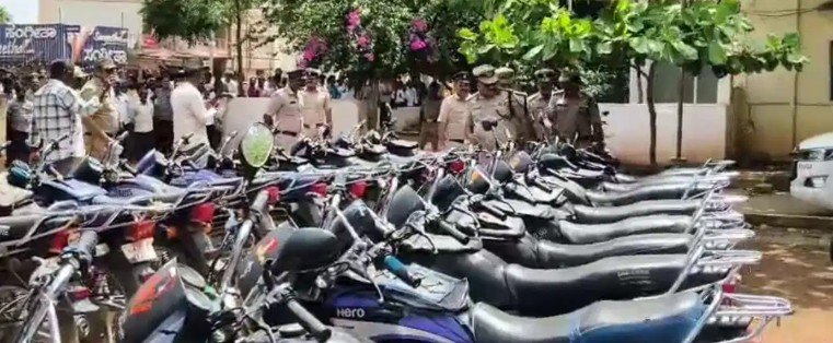 42 ಕಳ್ಳತನದ ಬೈಕ್ ಪತ್ತೆ; ಕೋರ್ಟ್ ಅಲೆದಾಟಕ್ಕೆ ಬ್ರೇಕ್, ಠಾಣೆಯಲ್ಲೇ ವಾಹನ ಹಸ್ತಾಂತರ