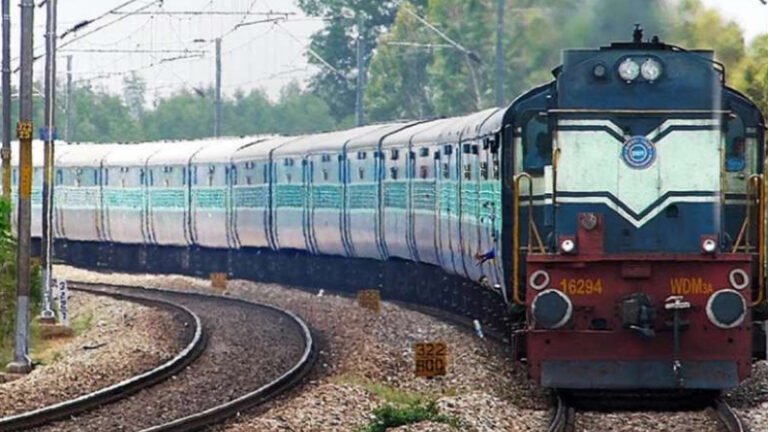 ಪ್ರಯಾಣಿಕರಿಗೆ ಭರ್ಜರಿ ಸುದ್ದಿ: ಹುಬ್ಬಳ್ಳಿ, ಗದಗ ಬೈಪಾಸ್ ಮೂಲಕ ಗೋಲಗುಂಬಜ್ ಎಕ್ಸಪ್ರೆಸ್ ರೈಲು ಸಂಚಾರಕ್ಕೆ ಗ್ರೀನ್‌ ಸಿಗ್ನಲ್‌
