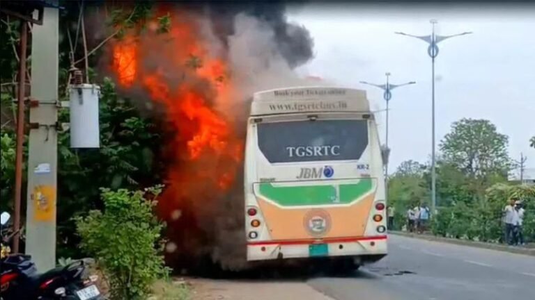 ತೆಲಂಗಾಣದಲ್ಲಿ ಎಲೆಕ್ಟ್ರಿಕ್ ಬಸ್‌ಗೆ ಬೆಂಕಿ: 37 ಪ್ರಯಾಣಿಕರು ಪ್ರಾಣಾಪಾಯದಿಂದ ಪಾರು!