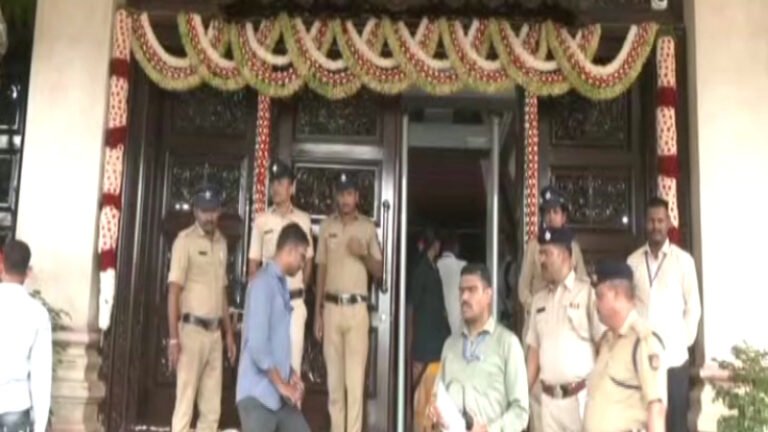 ಹೊಸ ಸಿಎಂ ಸ್ವಾಗತಕ್ಕೆ ಸಜ್ಜಾದ ವಿಧಾನಸೌಧ: ಹೂವಿನ ಅಲಂಕಾರದಲ್ಲಿ ಮಿನುಗಿದ ಆಡಳಿತ ಕೇಂದ್ರ