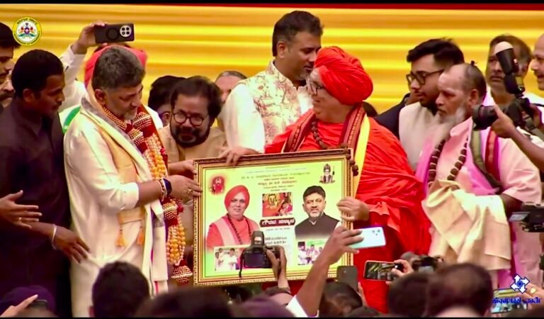 ಸಿಎಂ ಡಿಕೆ ಶಿವಕುಮಾರ್‌, ಸಚಿವ ಸತೀಶ್ ಜಾರಕಿಹೊಳಿ ಅವರಿಗೆ ಆಶೀರ್ವದಿಸಿದ ಹುಕ್ಕೇರಿ ಶ್ರೀ