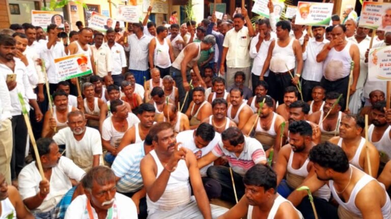 ಸಚಿವ ಸ್ಥಾನಕ್ಕಾಗಿ ಜಿ.ಎಸ್. ಪಾಟೀಲ ಪರ ಗದಗದಲ್ಲಿ ಶಕ್ತಿ ಪ್ರದರ್ಶನ: ಉರುಳು ಸೇವೆ, ದೀರ್ಘದಂಡ ನಮಸ್ಕಾರ