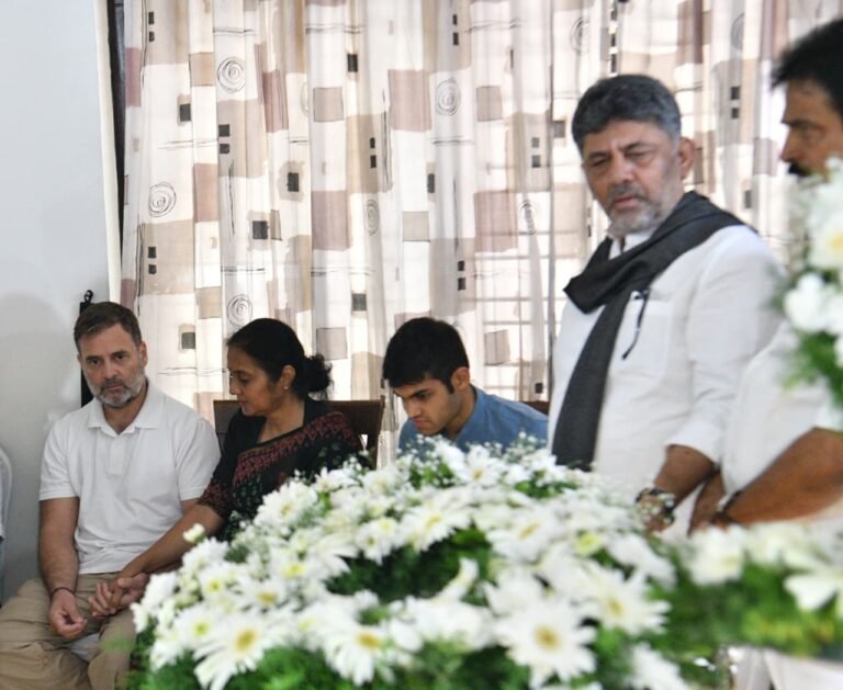 ಸೂರಜ್ ಹೆಗ್ಡೆ ನಿಧನಕ್ಕೆ ರಾಹುಲ್ ಗಾಂಧಿ ಅಂತಿಮ ನಮನ: ಡಾಲರ್ಸ್ ಕಾಲೋನಿ ನಿವಾಸಕ್ಕೆ ಭೇಟಿ