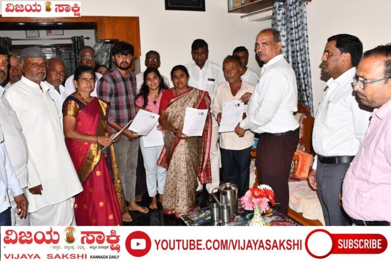 ಗಣ್ಯರಿಗೆ ನಮೂನೆ ವಿತರಿಸಿ ಎಸ್‌ಐಆರ್‌ಗೆ ಚಾಲನೆ