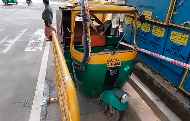 ಕಾಫಿ ಬೋರ್ಡ್ ಸಿಗ್ನಲ್ ಬಳಿ ಆಟೋ ಪಲ್ಟಿ; ಚಾಲಕ ಸೇರಿ ಇಬ್ಬರು ಪ್ರಯಾಣಿಕರಿಗೆ ಗಾಯ