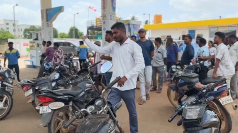 ಇಂಧನ ನಿರಾಕರಣೆಗೆ ರೊಚ್ಚಿಗೆದ್ದ ರೈತರ: ಟ್ರ್ಯಾಕ್ಟರ್ ನಿಲ್ಲಿಸಿ ಹೆದ್ದಾರಿ ಬಂದ್, ಪೊಲೀಸರ ಜತೆ ವಾಗ್ವಾದ