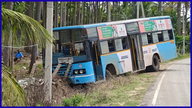 ನಾಗರ ಹಾವು ತಪ್ಪಿಸಲು ಯತ್ನ: ಬಸ್-ಬೈಕ್ ಸರಣಿ ಅಪಘಾತ, ತೋಟಕ್ಕೆ ನುಗ್ಗಿದ ಬಸ್!