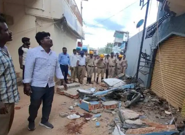 ರಾಯಚೂರಿನಲ್ಲಿ ಭೀಕರ ದುರಂತ: ಕಟ್ಟಡದ ಮೆಟ್ಟಿಲು-ಗೋಡೆ ಕುಸಿದು ಇಬ್ಬರು ಯುವಕರು ಸಾವು