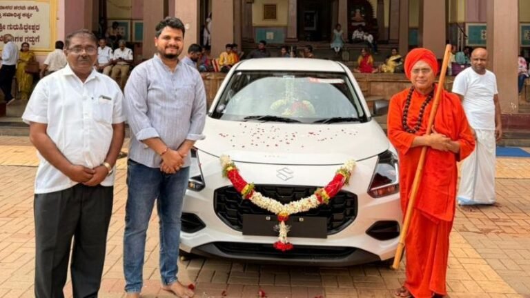 ಹುಬ್ಬಳ್ಳಿಯಲ್ಲಿ ಭಾವನಾತ್ಮಕ ಕ್ಷಣ: ಗುರುಗೆ ಹಳೆಯ ವಿದ್ಯಾರ್ಥಿಯಿಂದ ಕಾರು ಉಡುಗೊರೆ!