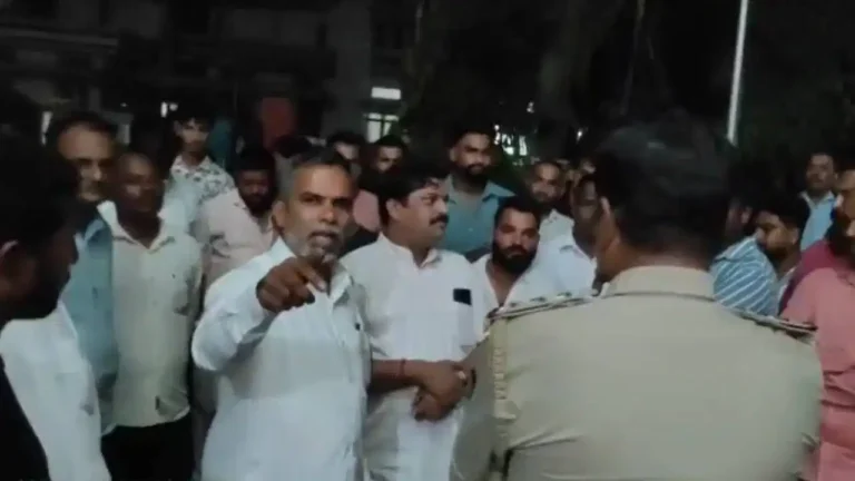 ಭಟ್ಕಳದಲ್ಲಿ ಯುವತಿ ಮೇಲೆ ದೌರ್ಜನ್ಯ ಆರೋಪ: ಯುವಕ ಬಂಧನ, ಠಾಣೆ ಎದುರು ಪ್ರತಿಭಟನೆ!