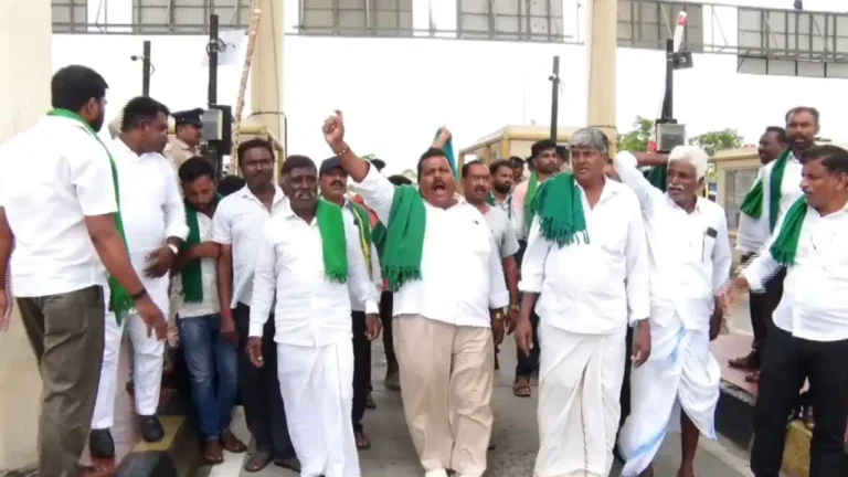 ಕೃಷಿ ವಾಹನಗಳಿಗೂ ಟೋಲ್? ಮಂಡ್ಯದಲ್ಲಿ ರೈತರ ಪ್ರತಿಭಟನೆ: ಟೋಲ್ ಸ್ಟಿಕ್‌ಗಳು ಧ್ವಂಸ
