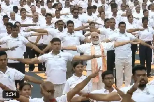 ಆರೋಗ್ಯಕರ ವೃದ್ಧಾಪ್ಯಕ್ಕೆ ಯೋಗವೇ ಮಂತ್ರ: ಸಾಮೂಹಿಕ ಯೋಗಾಭ್ಯಾಸದಲ್ಲಿ ಮೋದಿ ಸಂದೇಶ