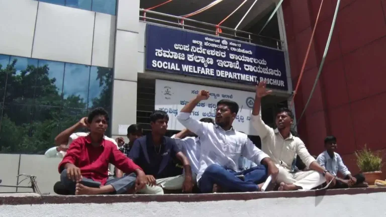 3 ದಿನ ಅನ್ನ-ನೀರಿಲ್ಲದೆ ವಿದ್ಯಾರ್ಥಿಗಳ ನರಕಯಾತನೆ: ಸಮಾಜ ಕಲ್ಯಾಣ ಇಲಾಖೆ ವಿರುದ್ಧ ಬೀದಿಗಿಳಿದ ವಿದ್ಯಾರ್ಥಿಗಳು
