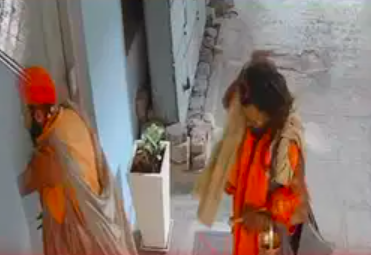 ಬೆಂಗಳೂರಿನಲ್ಲಿ ನಕಲಿ ನಾಗಸಾಧುಗಳ ಕೈಚಳಕ: ಕ್ಷಣಾರ್ಧದಲ್ಲಿ ಉಂಗುರ ಕದ್ದು ಪರಾರಿಯಾದ ಖದೀಮರು