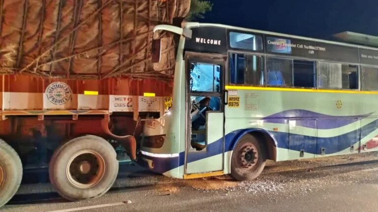 ರಾಷ್ಟ್ರೀಯ ಹೆದ್ದಾರಿಯಲ್ಲಿ ಭೀಕರ ದುರಂತ: ಟ್ರಕ್‌ಗೆ ಎಪಿಎಸ್‌ಆರ್‌ಟಿಸಿ ಬಸ್ ಡಿಕ್ಕಿ, ಚಾಲಕ ಸೇರಿ ಇಬ್ಬರ ಸಾವು