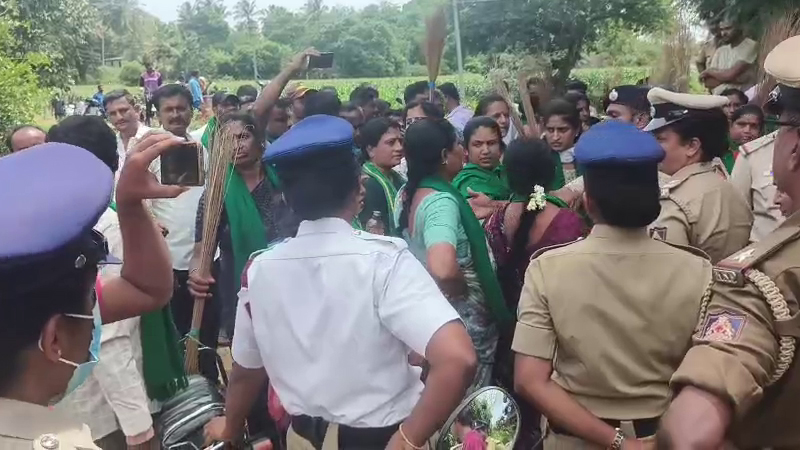 ಜೆಎಂಸಿ ಸರ್ವೆಗೆ ರೈತರ ಪ್ರತಿರೋಧ: ಸರ್ವೆಗೆ ಬಂದ ಅಧಿಕಾರಿಗಳಿಗೆ ಪೊರಕೆ ಏಟು ಕಾರಿಗೆ ಮುತ್ತಿಗೆ