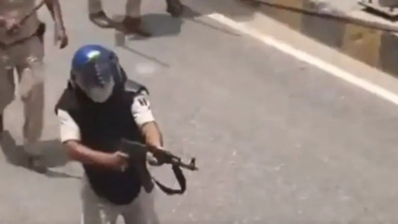 ನೀಟ್‌ ಪ್ರತಿಭಟನೆ ವೇಳೆ AK-47 ಹಿಡಿದು ಗುಂಡು ಹಾರಿಸಿದ ಕಾನ್ಸ್‌ಟೇಬಲ್‌ ಅಮಾನತು