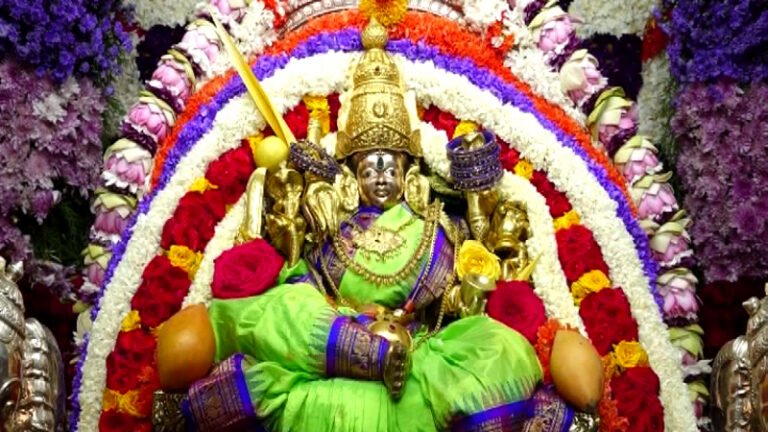 ಆಷಾಢ 3ನೇ ಶುಕ್ರವಾರ: ಲಕ್ಷ್ಮಿ ಅಲಂಕಾರದಲ್ಲಿ ಕಂಗೊಳಿಸಿದ ತಾಯಿ ಚಾಮುಂಡಿ!