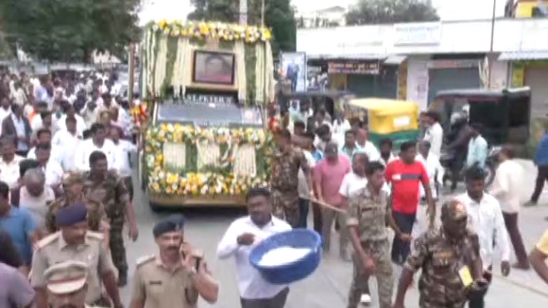 ಹೊಳೆನರಸೀಪುರದಲ್ಲಿ ಚೆನ್ನಮ್ಮರಿಗೆ ಭಾವಪೂರ್ಣ ವಿದಾಯ: ಜನಸಾಗರದ ನಡುವೆ ಅಂತಿಮ ಯಾತ್ರೆ, ಹರದನಹಳ್ಳಿಯಲ್ಲಿ ಅಂತಿಮ ವಿಧಿ