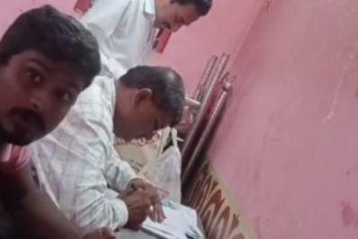 SIR ಪ್ರಕ್ರಿಯೆಯಲ್ಲಿ ನಿಯಮ ಉಲ್ಲಂಘನೆ ಆರೋಪ: ಸಂಕೇಶ್ವರದಲ್ಲಿ BLO ಅಧಿಕಾರಿಗಳ ವಿರುದ್ಧ ಆಕ್ರೋಶ