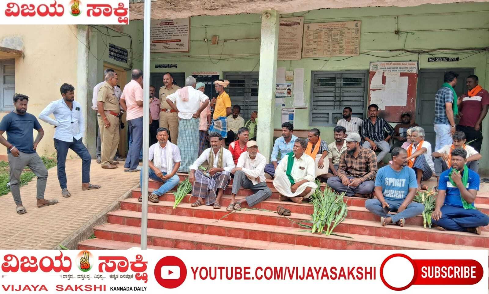 ವಿದ್ಯುತ್ ಇಲ್ಲದೆ ಕಂಗಾಲಾದ ರೈತರು: ಹೆಸ್ಕಾಂ ಕಚೇರಿಗೆ ಬೀಗ