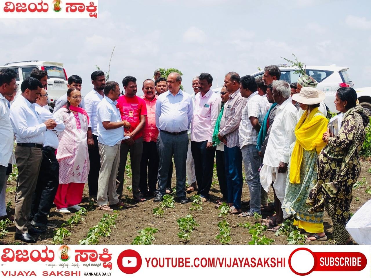 ಒಣಗುತ್ತಿರುವ ಬೆಳೆಗಳ ಪರಿಶೀಲಿಸಿದ ಜಿಲ್ಲಾಧಿಕಾರಿ