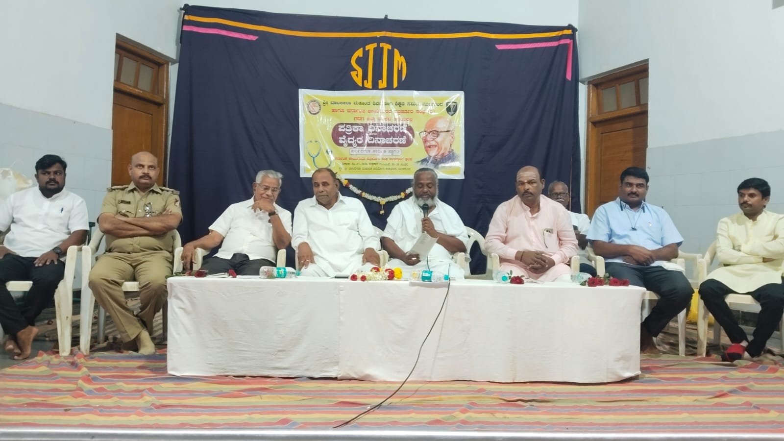 ಪತ್ರಿಕಾರಂಗ, ವೈದ್ಯ ವೃತ್ತಿ ಸಮಾಜದ ಎರಡು ಕಣ್ಣುಗಳು: ಆನಂದಯ್ಯ ವಿರಕ್ತಮಠ
