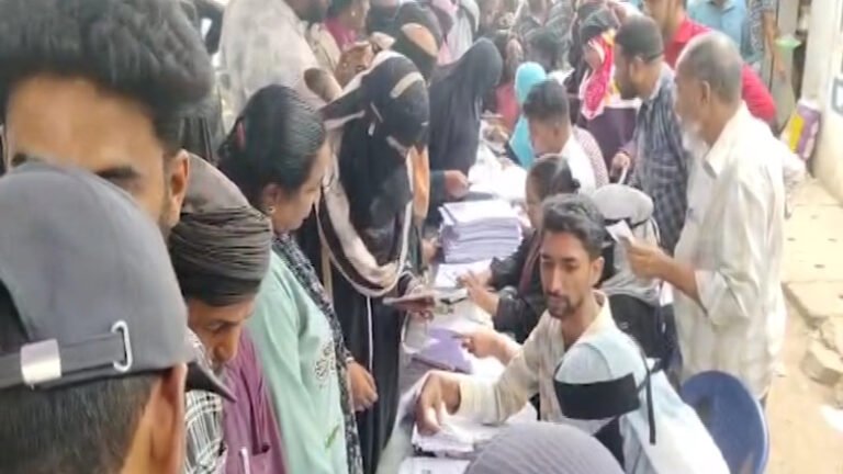 ಮತದಾರರ ಪಟ್ಟಿ ಪರಿಷ್ಕರಣೆಗೆ ಹೊಸ ಮಾದರಿ? ಕೋಲಾರದಲ್ಲಿ ಸಾರ್ವಜನಿಕರನ್ನೇ ಕರೆಸಿ ಅರ್ಜಿ ಭರ್ತಿ ಮಾಡಿಸುತ್ತಿರುವ BLOಗಳು
