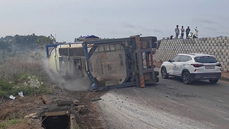 Tumakuru-Bengaluru Highway Accident: ಕೆಮಿಕಲ್ ಲಾರಿ ಪಲ್ಟಿ, ಕಿಲೋಮೀಟರ್‌ಗಟ್ಟಲೆ ಟ್ರಾಫಿಕ್ ಜಾಮ್!