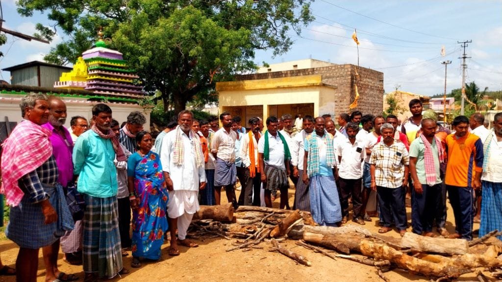 ಸ್ಮಶಾನವಿಲ್ಲ… ಮೃತದೇಹದೊಂದಿಗೆ ಗ್ರಾಮಸ್ಥರ ಹೋರಾಟ!