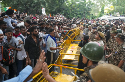 ಮುಂಗಾರು ಅಧಿವೇಶನದ ಮೊದಲ ದಿನವೇ ಉದ್ವಿಗ್ನ ಪರಿಸ್ಥಿತಿ; ‘ಚಲೋ ಸಂಸತ್’ ಮೆರವಣಿಗೆ ತಡೆದ ಪೊಲೀಸರು, ಹಲವರು ವಶಕ್ಕೆ