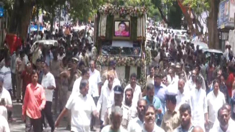ಕಣ್ಣೀರ ವಿದಾಯದ ನಡುವೆ ಚೆನ್ನಮ್ಮ ಅಂತಿಮ ಯಾತ್ರೆ ಆರಂಭ; ದೇವೇಗೌಡರಿಂದ ಪತ್ನಿಗೆ ಕೊನೆಯ ಪೂಜೆ