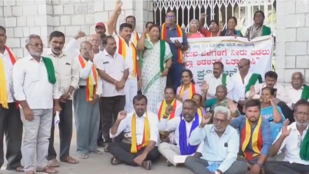KRS ನೀರಿಗಾಗಿ ರೈತರ ಕಿಡಿ: ಹೆದ್ದಾರಿ ತಡೆ, ಡಿಸಿ ಕಚೇರಿ ಮುತ್ತಿಗೆ ಯತ್ನ