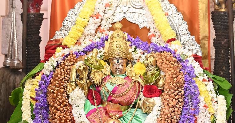 ಆಷಾಢ ಶುಕ್ರವಾರ: ಚಾಮುಂಡಿಬೆಟ್ಟಕ್ಕೆ ಹೊಸ ಗೈಡ್‌ಲೈನ್; ₹300 ಟಿಕೆಟ್ ರದ್ದು, VIPಗಳಿಗೆ ಮಿತಿ!