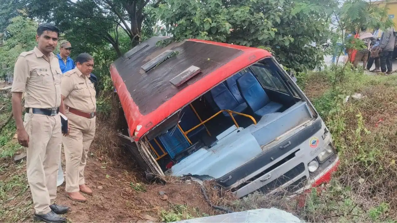 ಟೈರ್ ಸ್ಫೋಟಗೊಂಡು ಸರ್ಕಾರಿ ಬಸ್ ಪಲ್ಟಿ: ಮಹಿಳೆ ಸಾವು, 8 ಮಂದಿಗೆ ಗಾಯ!