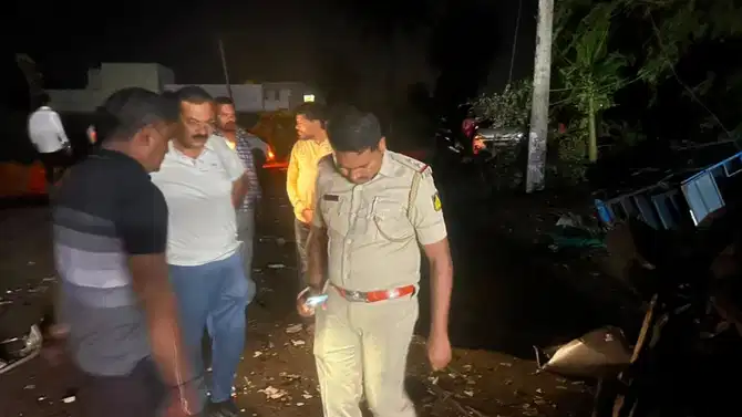 Jamakhandi Car Blast: ವೈನ್ ಶಾಪ್ ಮುಂದೆ ನಿಲ್ಲಿಸಿದ್ದ ಕಾರು ಸ್ಫೋಟ; ಬಾಗಲಕೋಟೆಯಲ್ಲಿ ಆತಂಕ
