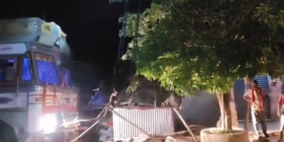 ಮನೆಗೆ ನುಗ್ಗಿದ ಸಿಮೆಂಟ್ ಲಾರಿ: ಒಂದೇ ಕುಟುಂಬದ ಮೂವರು ಸ್ಥಳದಲ್ಲೇ ಸಾವು!