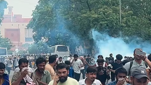 CJP ಪ್ರತಿಭಟನಾಕಾರರನ್ನು ಚದುರಿಸಲು ಪೊಲೀಸರಿಂದ ಅಶ್ರುವಾಯು ಪ್ರಯೋಗ! ಅಭಿಜೀತ್ ದೀಪ್ಕೆ ಪೊಲೀಸರ ವಶಕ್ಕೆ