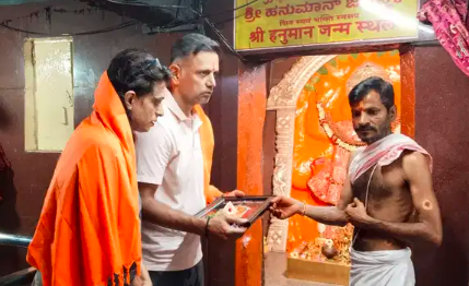ಅಂಜನಾಂದ್ರಿ ಬೆಟ್ಟಕ್ಕೆ ರಾಹುಲ್ ದ್ರಾವಿಡ್ ದಂಪತಿ ಭೇಟಿ: 75 ಮೆಟ್ಟಿಲು ಹತ್ತಿ ದೇವರ ದರ್ಶನ ಪಡೆದ ಮಾಜಿ ಆಟಗಾರ