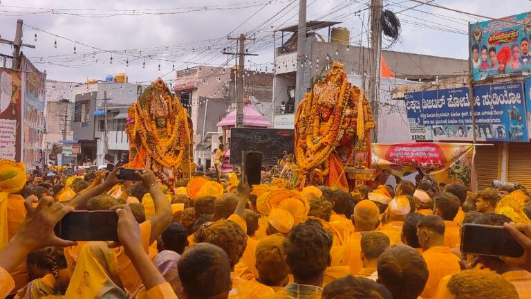 ಬಂಡಾರದಲ್ಲಿ ಮಿಂದೆದ್ದ ಭಕ್ತರು