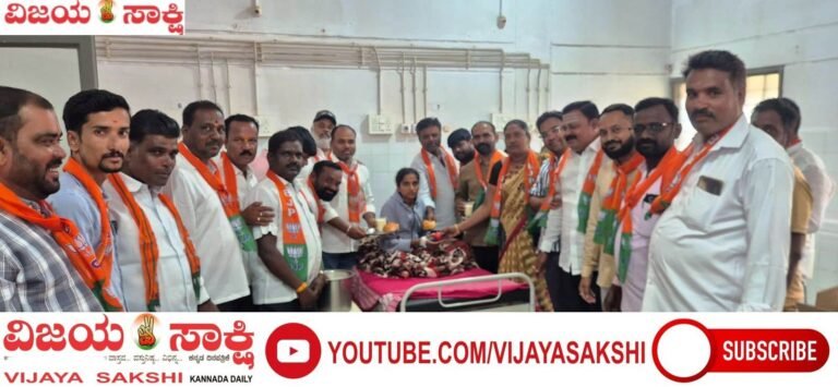 ಶಾಸಕ ಡಾ. ಚಂದ್ರು ಲಮಾಣಿ ಜನ್ಮದಿನ: ರೋಗಿಗಳಿಗೆ ಹಾಲು-ಹಣ್ಣು ವಿತರಣೆ